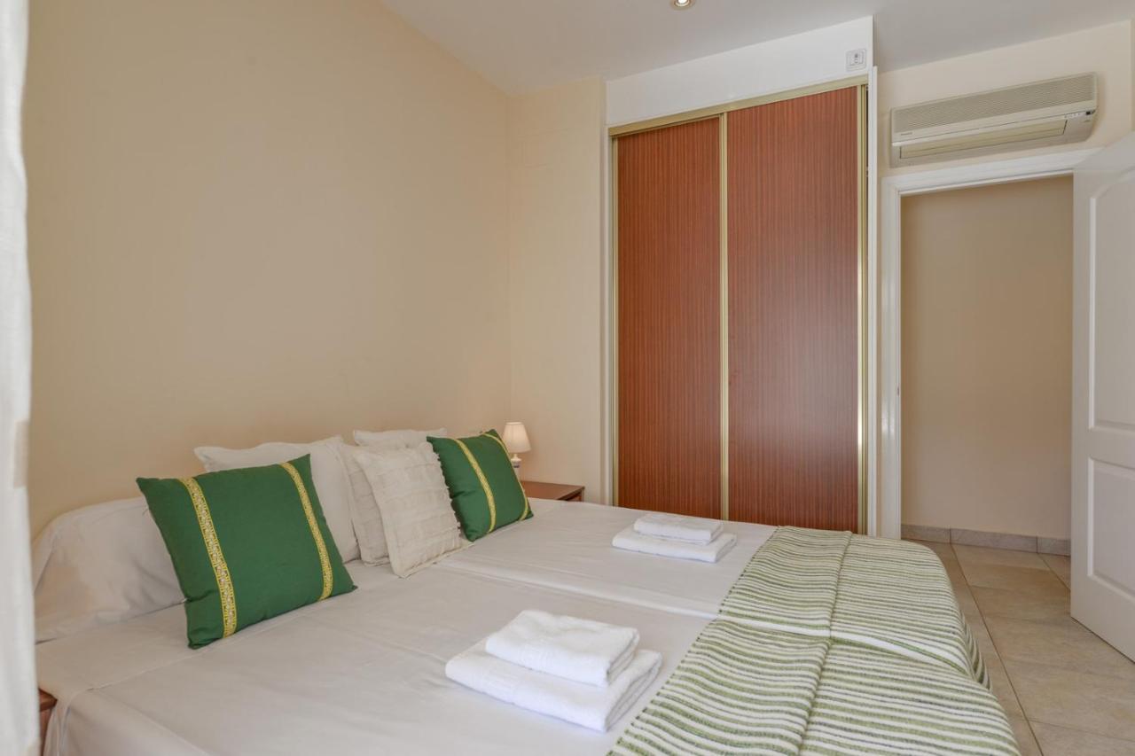 Villas Guzman - Acacias เบนิสซา ภายนอก รูปภาพ