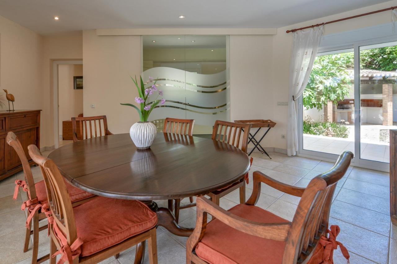 Villas Guzman - Acacias เบนิสซา ภายนอก รูปภาพ